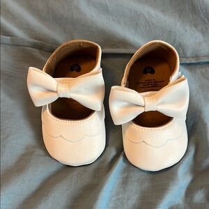 Elegant White Baby Shoes with Bow, like new